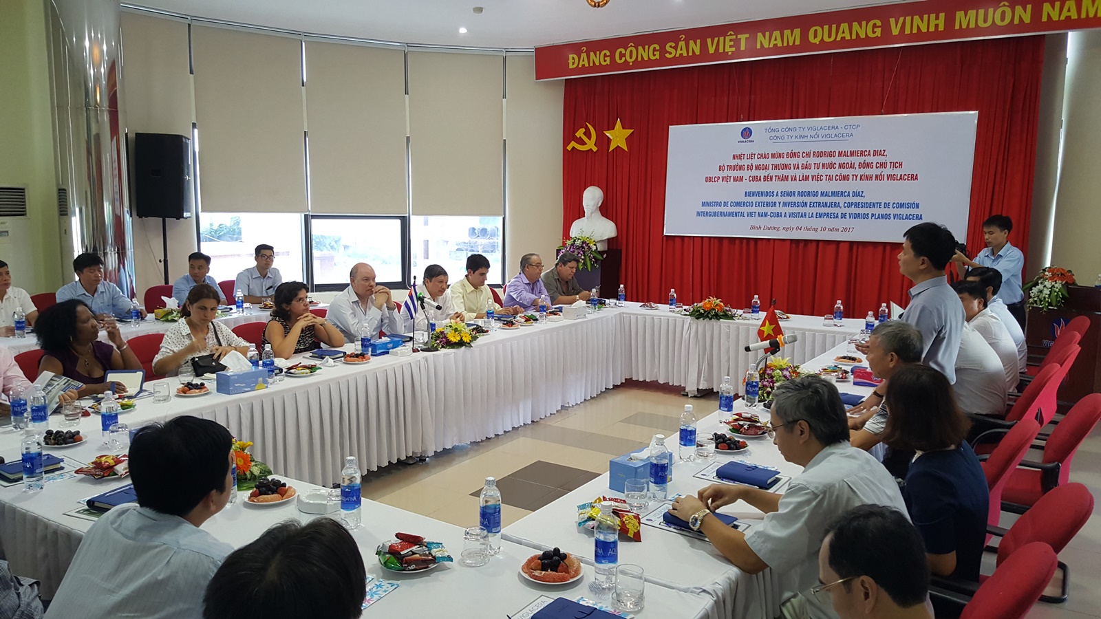 Cuban Foreign and Invesment Minister, Rodrigo Malmierca Diaz - Co-Chairman of the Vietnam-Cuba Intergovernmental Committee visits Viglacera  building materials factories in Binh Duong